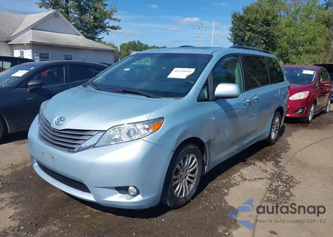 2015 Toyota Sienna Xle 8 Passenger z USA, uszkodzony, nr VIN 5TDYK3DC6FS625415